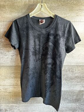 Harley Davidson Women’s Mineral Wash Skull Graphic Tee Size Tag is ripped